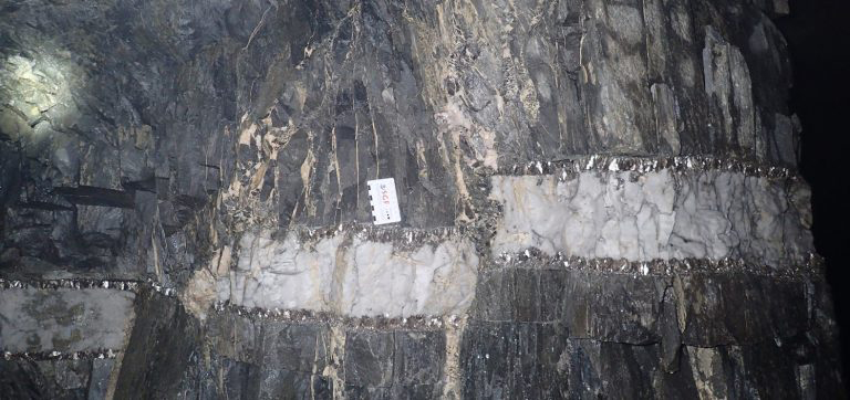 Muscovite, quartz and wolframite vein intersected by carbonate veinlets (Panasqueira, thesis G. Launay).